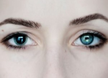 Анизокория - это нарушение зрачков с неодинаковым диаметром в обоих глазах.&nbsp;В темноте они расширяются, чтобы зах...